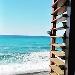 Shambala House-where Mountains Meet The Sea Feriehus *