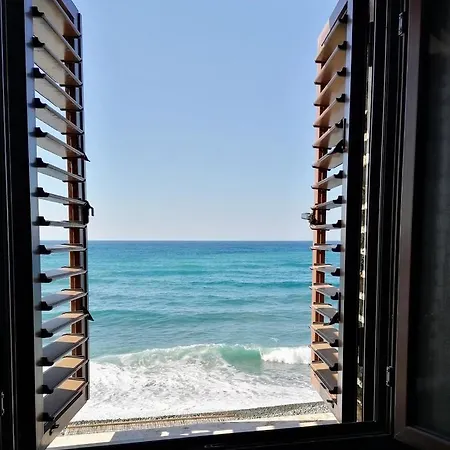 Shambala House-where Mountains Meet The Sea Pomos